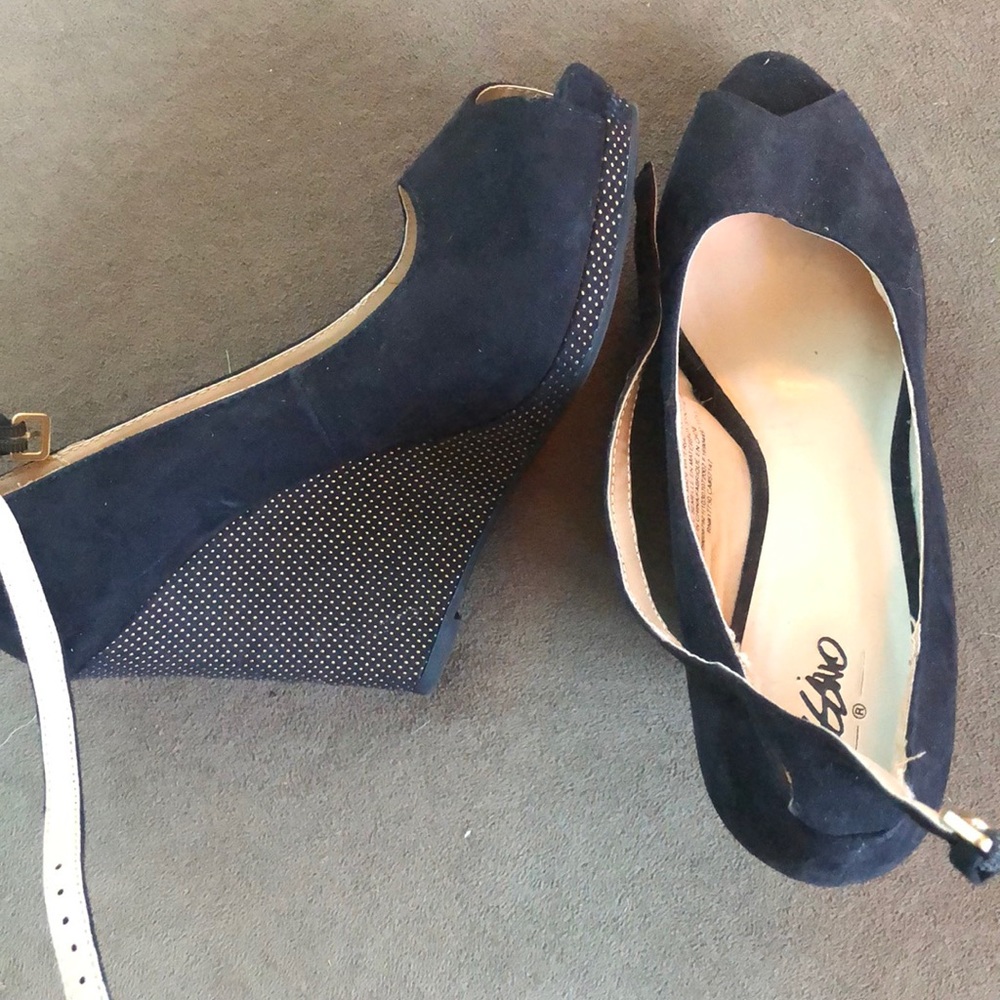Black wedges